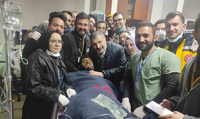 ADÜ sağlık ekibi depremin 261'inci saatindeki kurtuluşa destek oldu