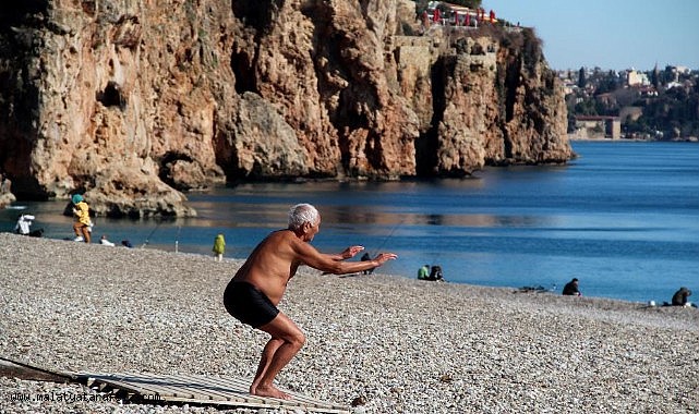 Antalya'da Kışın Ortasında Deniz Keyfi