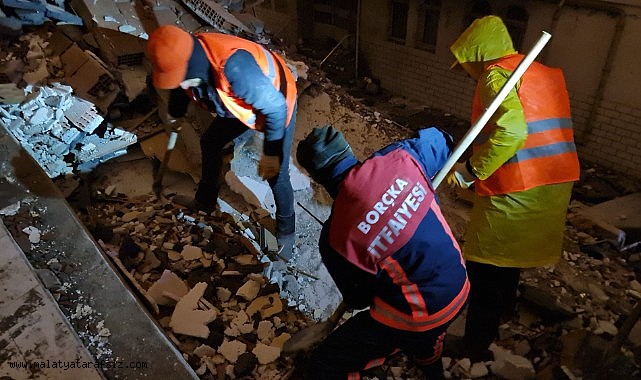 Artvin ekibi Malatya'da genç kadını enkazdan sağ salim çıkartmayı başardı