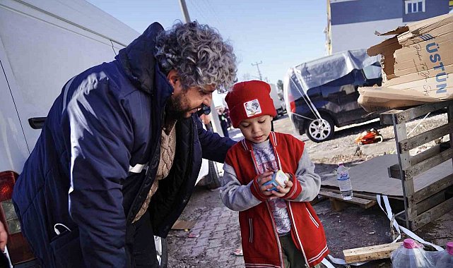 Ayvalık Belediyesi ekipleri deprem bölgesinde afetzedelerin yanında