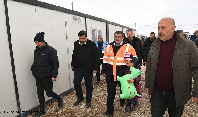 Başkan Gürkan, Doğanşehir'de depremzedeleri ziyaret etti