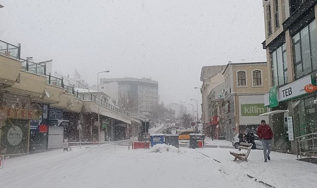 Bolu'da kar yağışı etkili oluyor