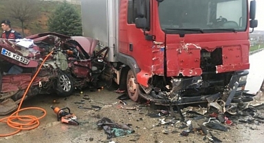 Bursa'da Feci Kaza Otomobil İle Kamyon Çarpıştı: 5 Ölü