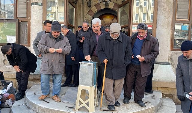 Camilerde depremzedeler için yardım toplandı