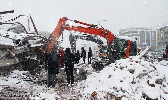 Deprem bölgesinde kar altında zamanla yarış