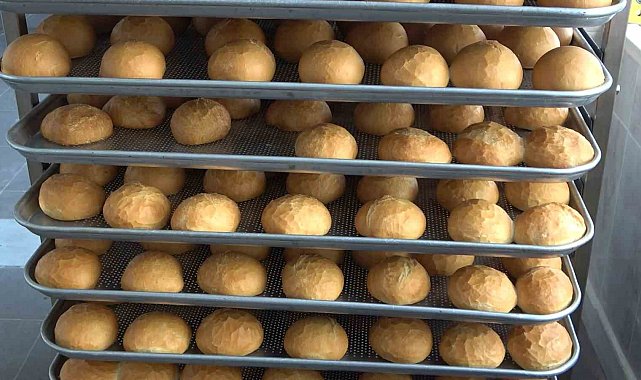 Deprem nedeniyle eğitime ara verilen okullar depremzedeler için ekmek üretim merkezi oldu