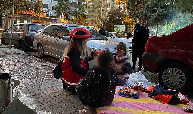Depremzede ailelere ve çocuklara destek oluyorlar