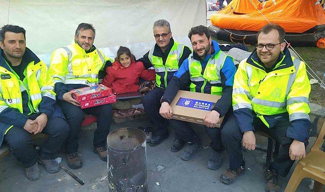 Depremzede Melek'in isteği bilgisayar teslim edildi