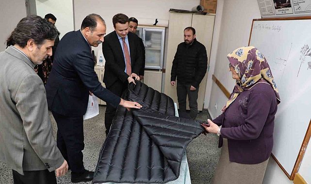 Erzincan Halk Eğitim Merkezi depremzedeler için uyku tulumu dikiyor