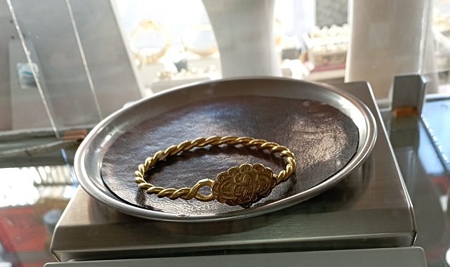 İmran Teyze burma bileziğini depremzedelere bağışladı