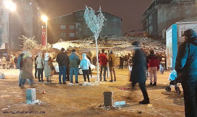 Kahramanmaraş'ta yaşanan deprem sonrası Malatya'da çok sayıda bina çöktü. Enkazda çok sayıda vatandaşın olduğu öğrenildi.