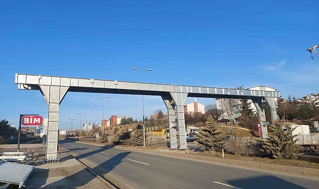 Kastamonu'da yaya üstgeçidinin tabliye montajı yapıldı