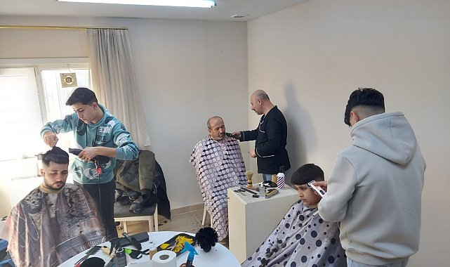 Kuaförler depremzedeler için çalışıyor