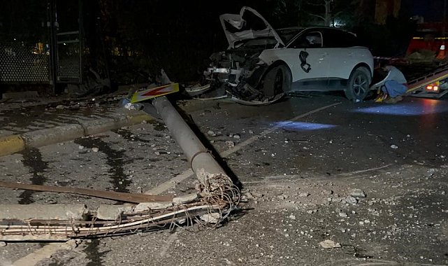 Küçükçekmece'de kontrolden çıkan araç elektrik direğine çarptı: 4 yaralı