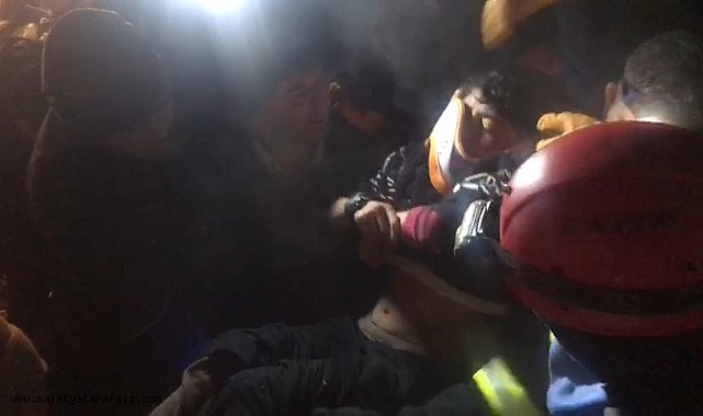 Malatya'da enkaz altında kalan çocuk böyle kurtarıldı