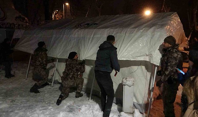 Malatya'da mehmetçik çadır kuruyor