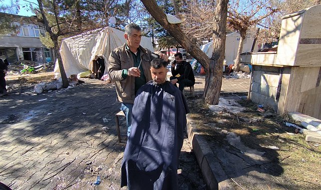 Malatyalı depremzede berberden ücretsiz tıraş