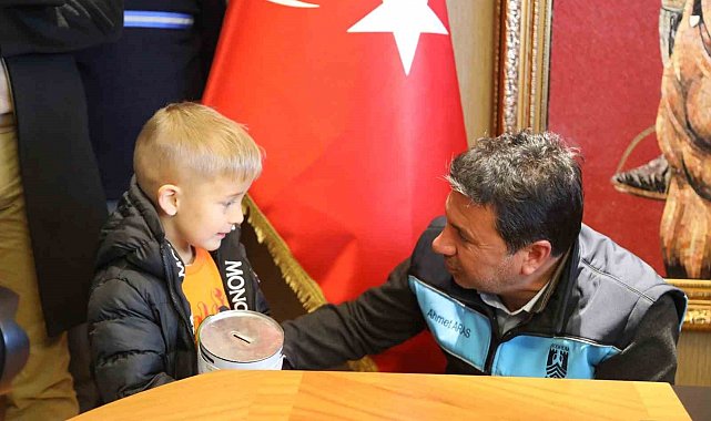 Minik Mehmet Ege, kumbarasındaki harçlığını bağışladı