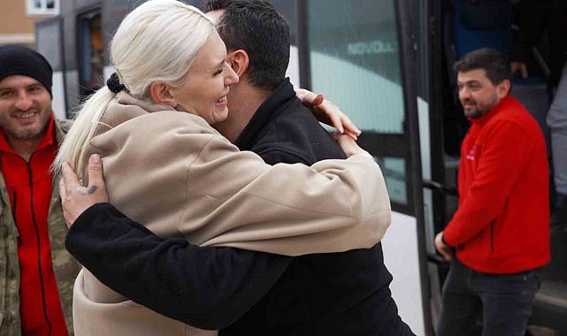 Onlarca canı enkaz altından çıkaran ekip çiçeklerle karşılandı