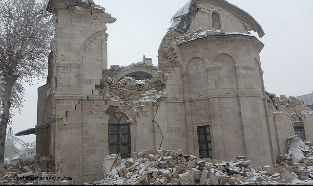 Tarihi cami depremde yıkıldı
