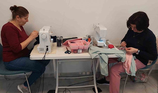 Tekirdağ'da gönüllü kadınlar depremzedeler için makine başına geçti