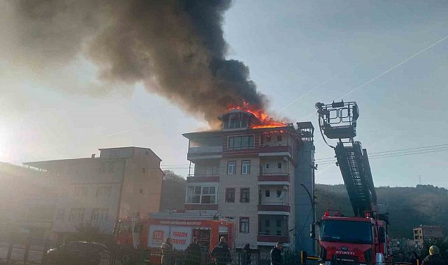 Trabzon'un Araklı ilçesinde 5 katlı evin çatısı alevlere teslim oldu