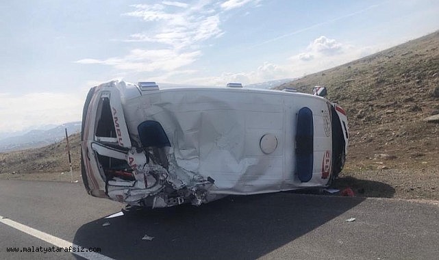 Ağrı’da ambulans kaza yaptı: 3 yaralı