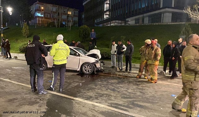 İETT Otobüsü ile otomobil çarpıştı: 1 ölü, 2 yaralı