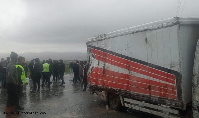 Kayseri'de tırla kamyonet çarpıştı: 1 Ölü