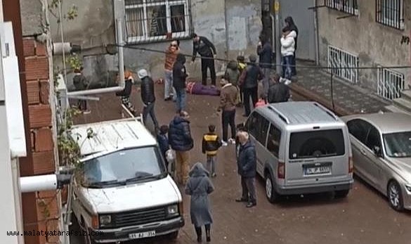 Zeytinburnu'nda dördüncü kattan düşen kadın hayatını kaybetti