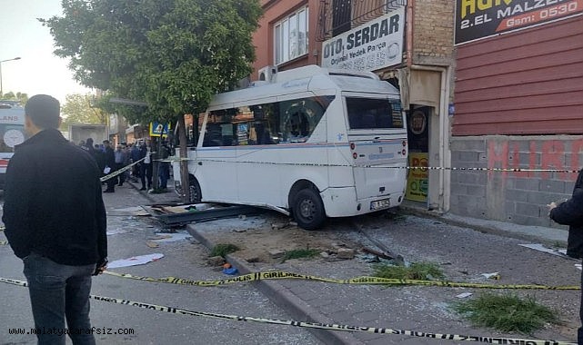 Adana'da dolmuş durağa daldı: 1 ölü, 7 yaralı