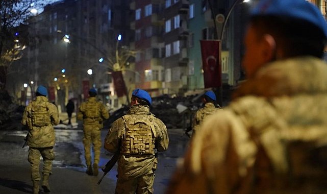 Jandarma deprem bölgesinde yaraları sarmaya devam ediyor