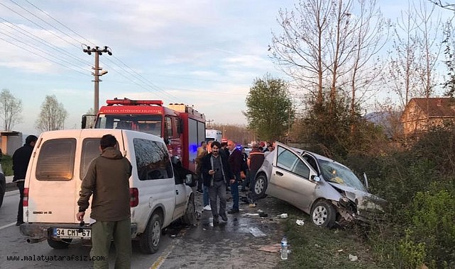 Sakarya'da ticari araç ile otomobil kafa kafaya çarpıştı: 6 yaralı