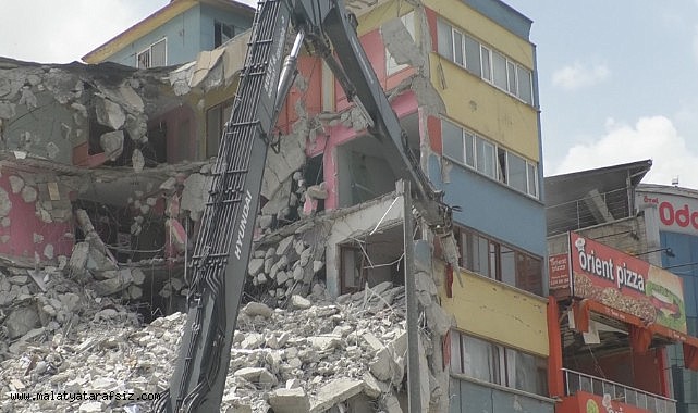 Malatya'da İş makinesi operatörünün Türk bayrağı hassasiyeti