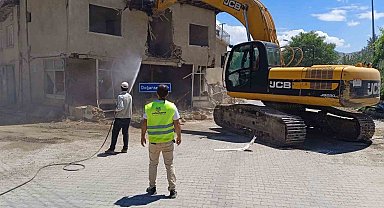 Doğanşehir'de ağır hasarlı binaların yıkımı sürüyor