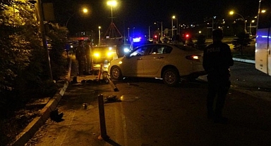 İki aracın karıştığı kazada ortalık savaş alanına döndü: 2 yaralı