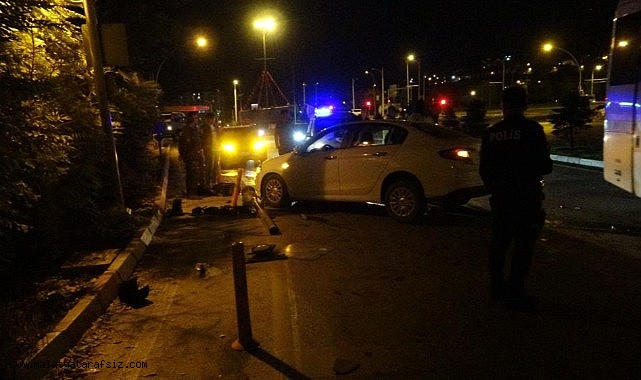 İki aracın karıştığı kazada ortalık savaş alanına döndü: 2 yaralı
