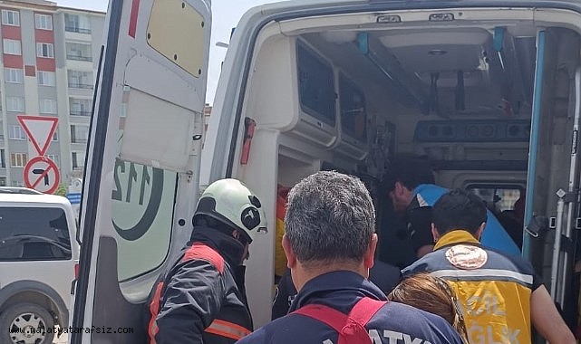 Otomobil kaldırımda yürüyenlerin arasına daldı: 1 yaralı