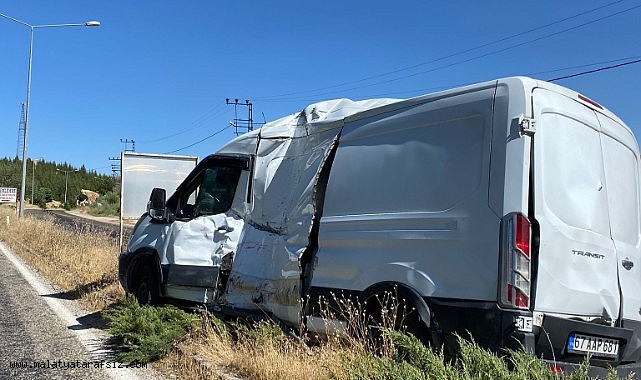 Doğanşehir’de  yolcu otobüsü ile transit çarpıştı, 3  kişi yaralandı