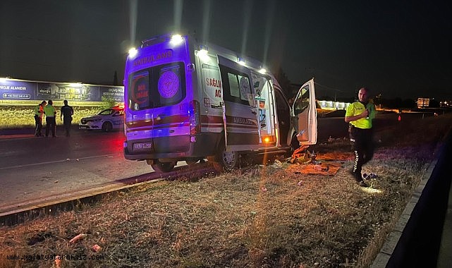 Kontrolden çıkan ambulans refüje çıktı: 4 yaralı