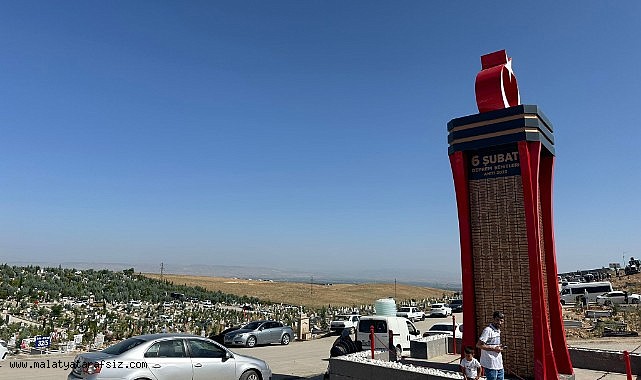 Malatya'da mezarlıklarda acı ve hüzün bir arada