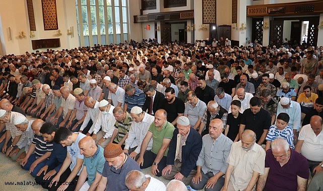 Malatya'da vatandaşlar bayram namazı için camileri doldurdu