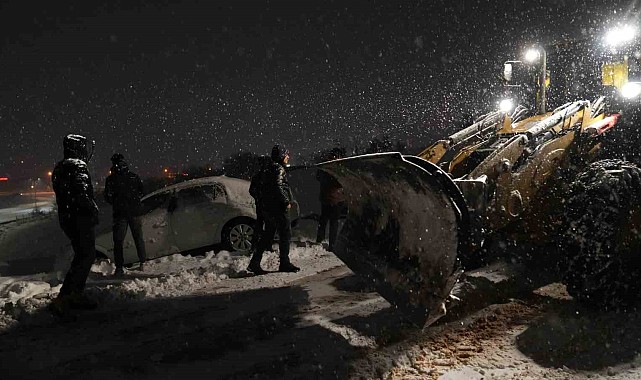 Battalgazi'de karda mahsur kalan araç kurtarıldı