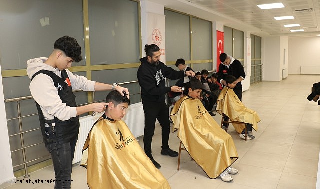 Depremin yıl dönümünde çocukları ücretsiz tıraş etti