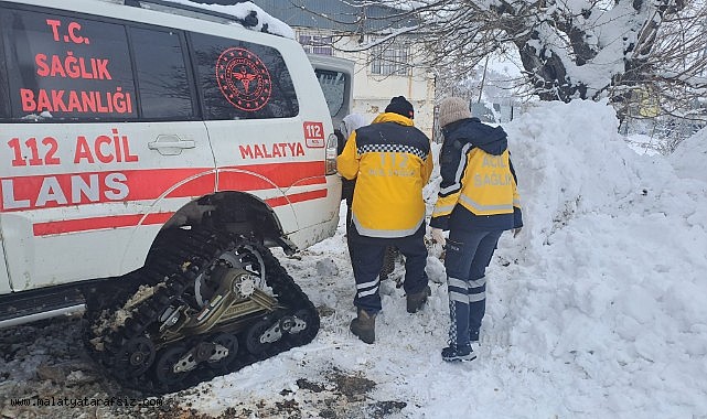Hasta almaya giderken kara saplanan ambulansı ekipler kurtardı