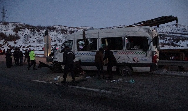 Malatya'da kontrolden çıkan minibüs devrildi: 11 yaralı