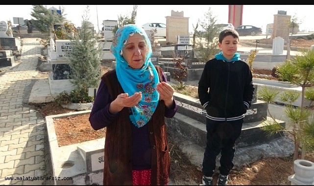 Malatyalı depremzedeler mezarlıklardan ayrılamıyor