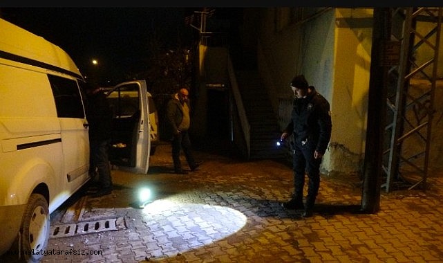 Pencereden girdiği evde husumetlisini silahla yaralayıp kaçtı
