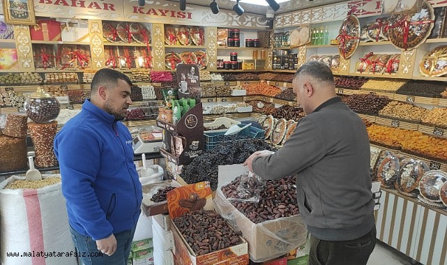 Ramazan ayının vazgeçilmezi hurma tezgahlarda