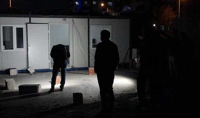 Konteyner içerisinde yaralandığını söyledi, boş kovanlar konteyner dışında bulundu